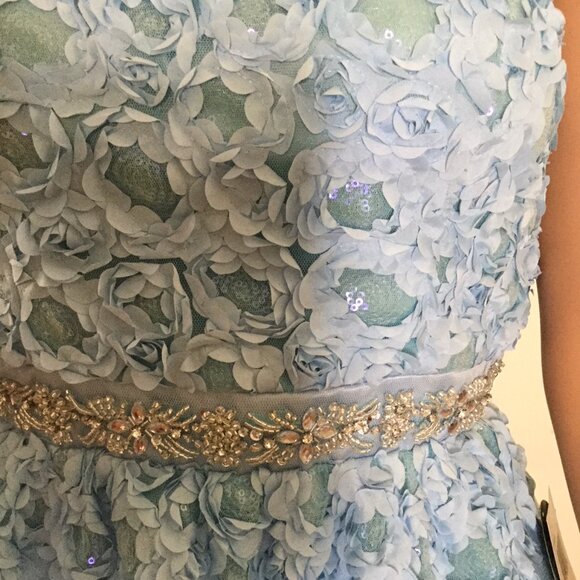 unique brand new 3D flower intricate design dress for sale - Picture 3 of 4